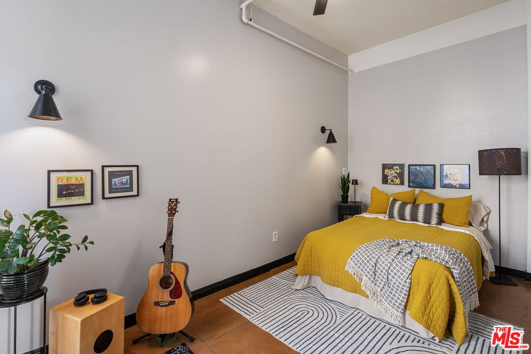 108 W 2nd St Unit: 907