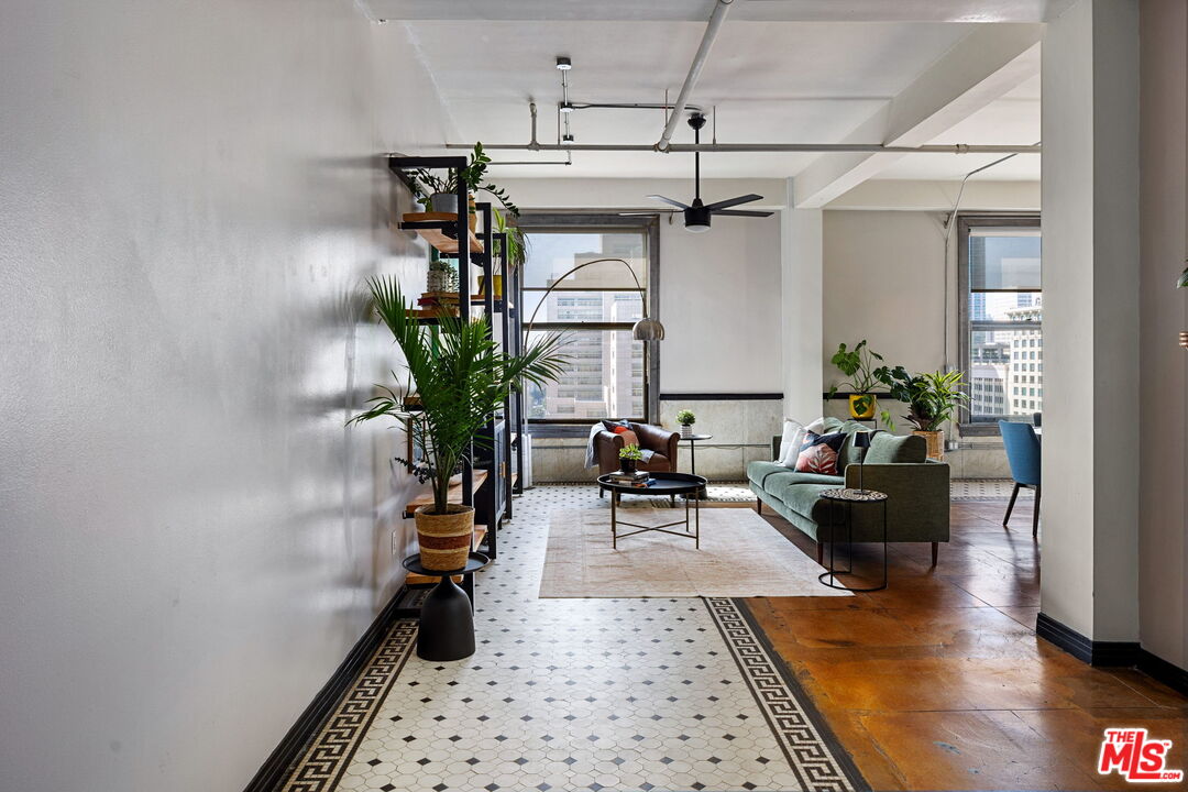 108 W 2nd St Unit: 907