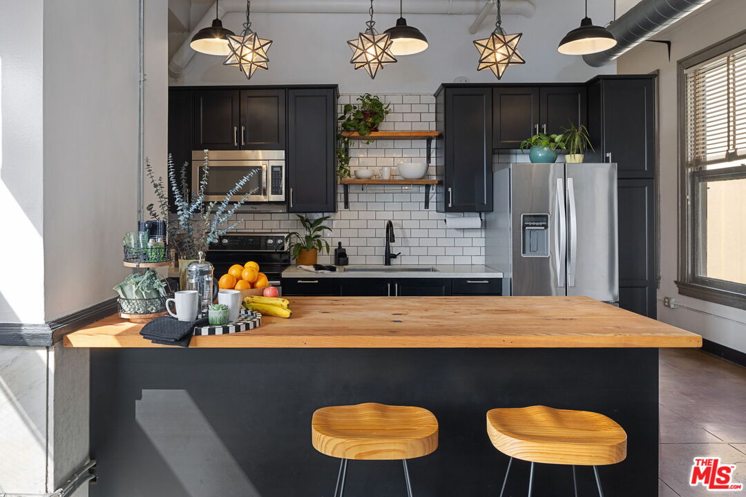 108 W 2nd St Unit: 907