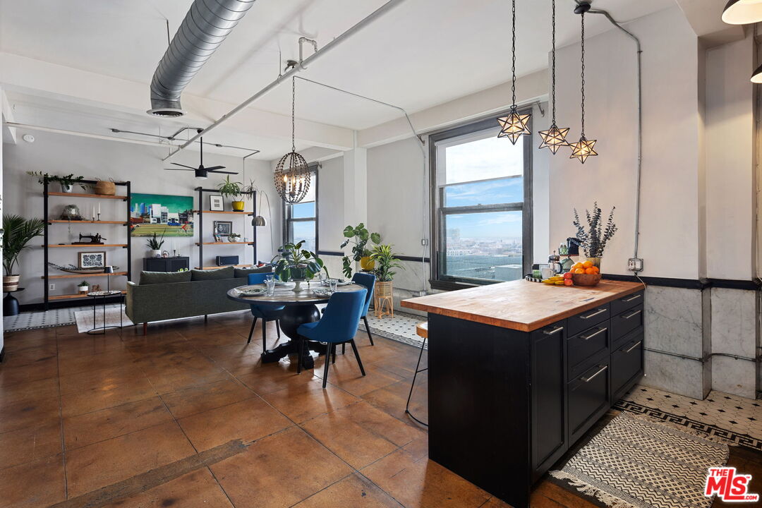 108 W 2nd St Unit: 907