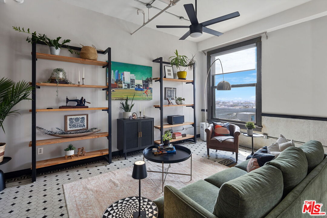 108 W 2nd St Unit: 907