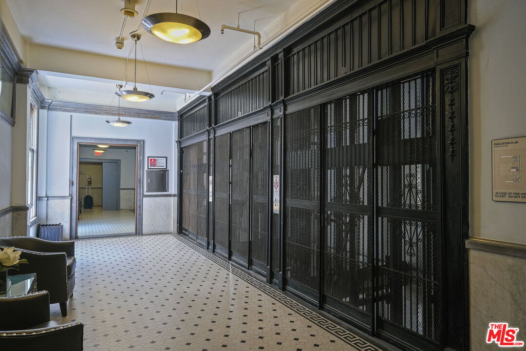 108 W 2nd St Unit: 907