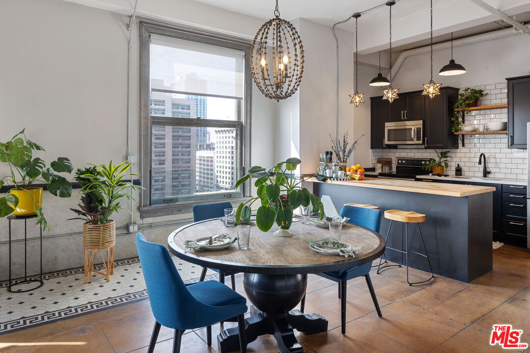 108 W 2nd St Unit: 907