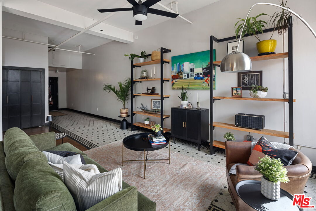 108 W 2nd St Unit: 907
