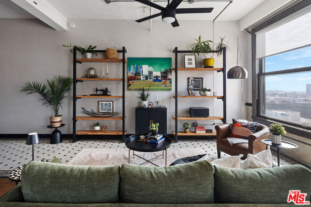 108 W 2nd St Unit: 907