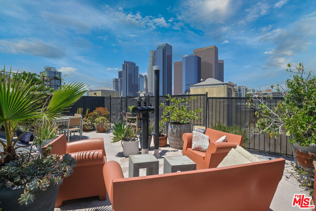 108 W 2nd St Unit: 907