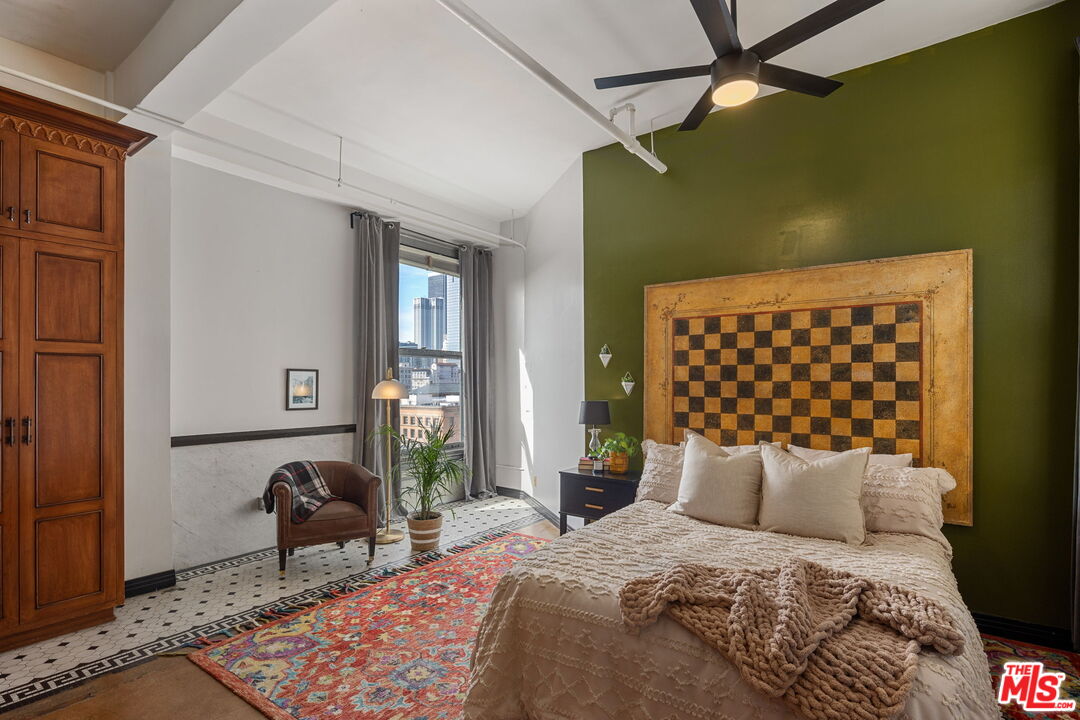 108 W 2nd St Unit: 907