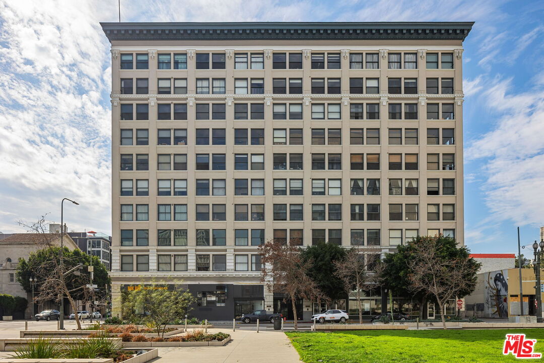 108 W 2nd St Unit: 907