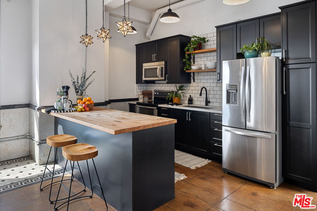 108 W 2nd St Unit: 907
