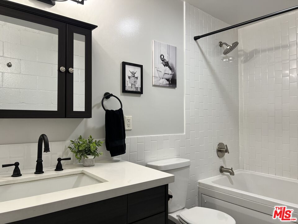 500 Molino St Unit: 117