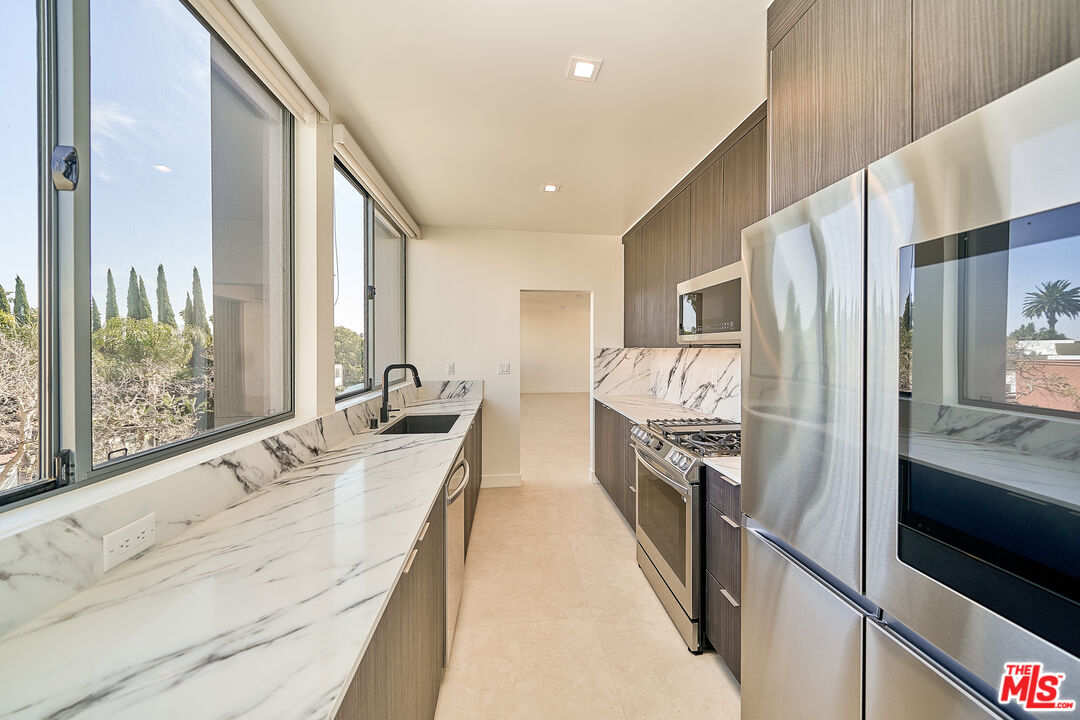 145 S Maple Dr Unit: PH401