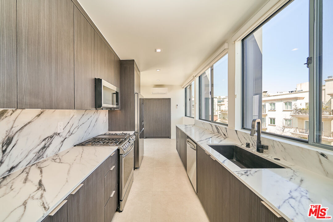 145 S Maple Dr Unit: PH401