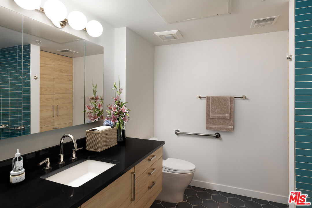13200 Pacific Promenade Unit: 318