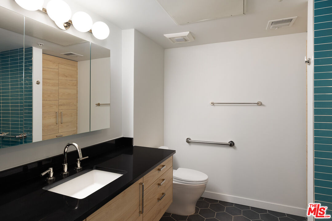 13200 Pacific Promenade Unit: 318