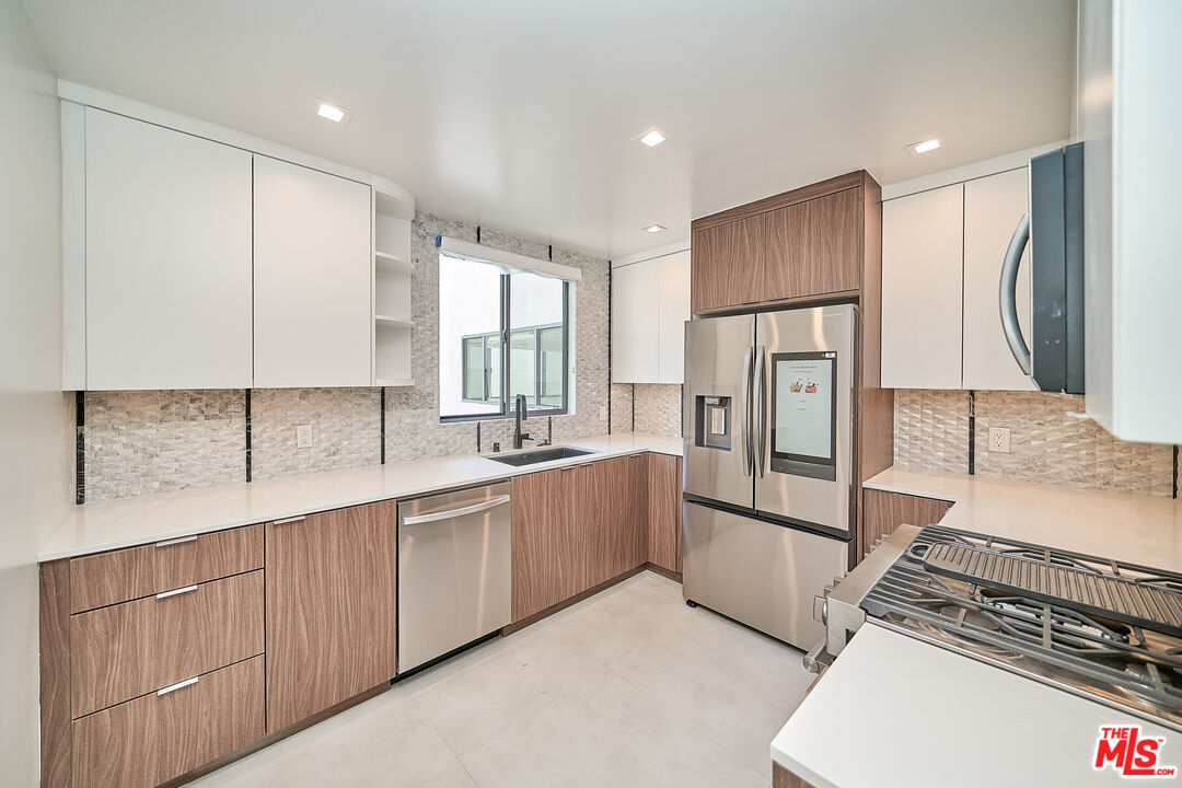 137 S Maple Dr Unit: 205