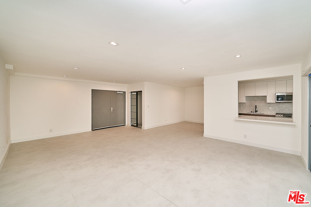 137 S Maple Dr Unit: 102