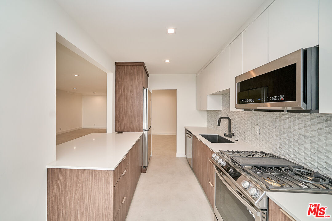 137 S Maple Dr Unit: 202