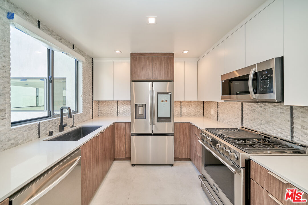 137 S Maple Dr Unit: 204
