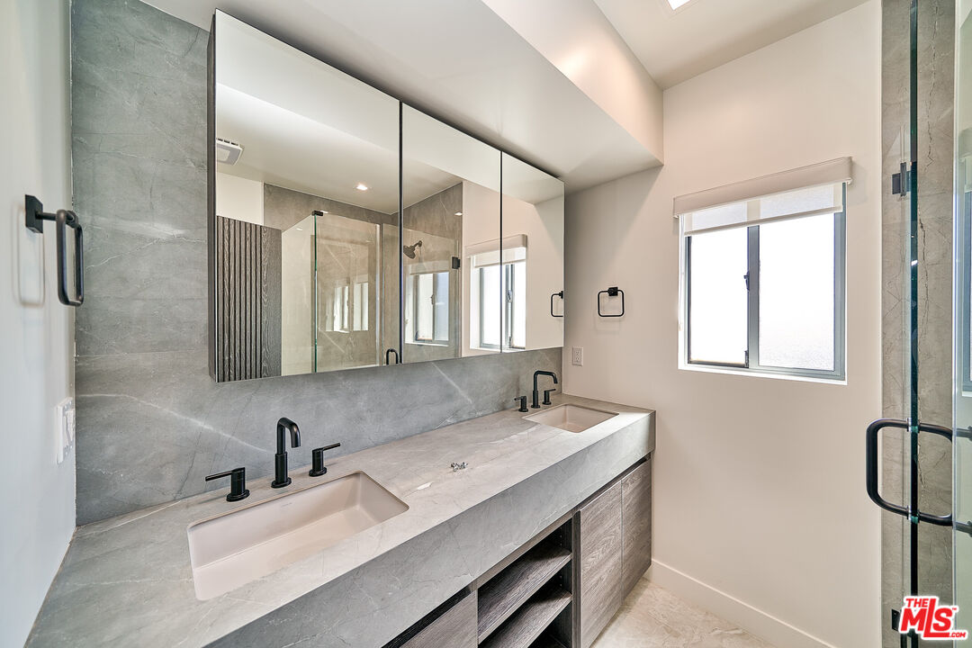 137 S Maple Dr Unit: 204