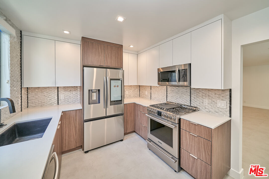 137 S Maple Dr Unit: 204
