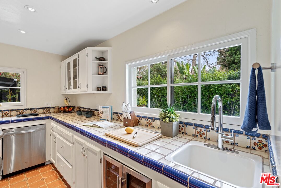 2280 Holly Dr