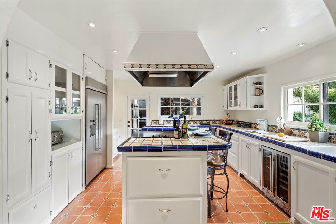 2280 Holly Dr