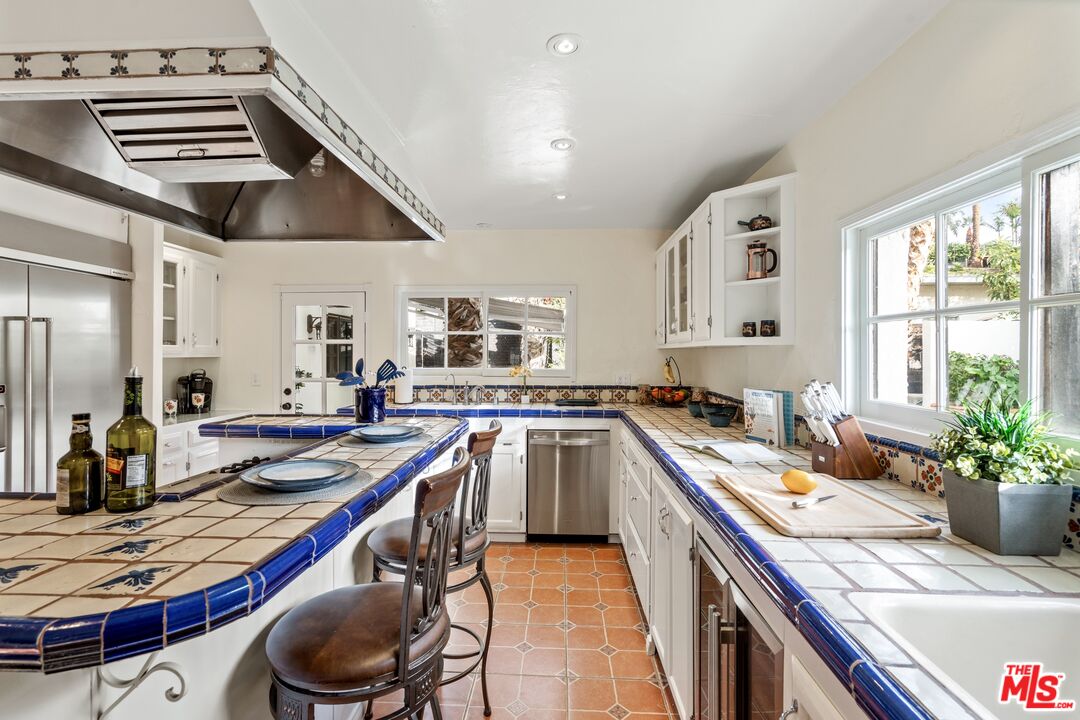 2280 Holly Dr