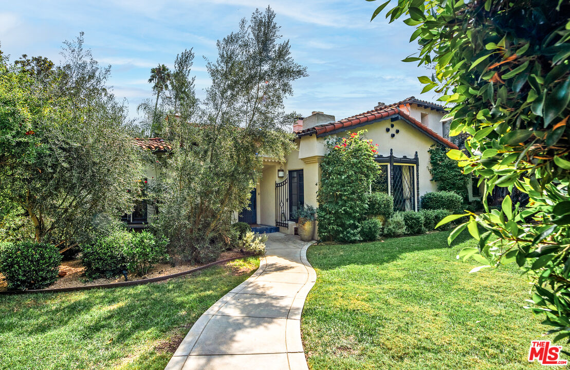 3588 Griffith Park Blvd