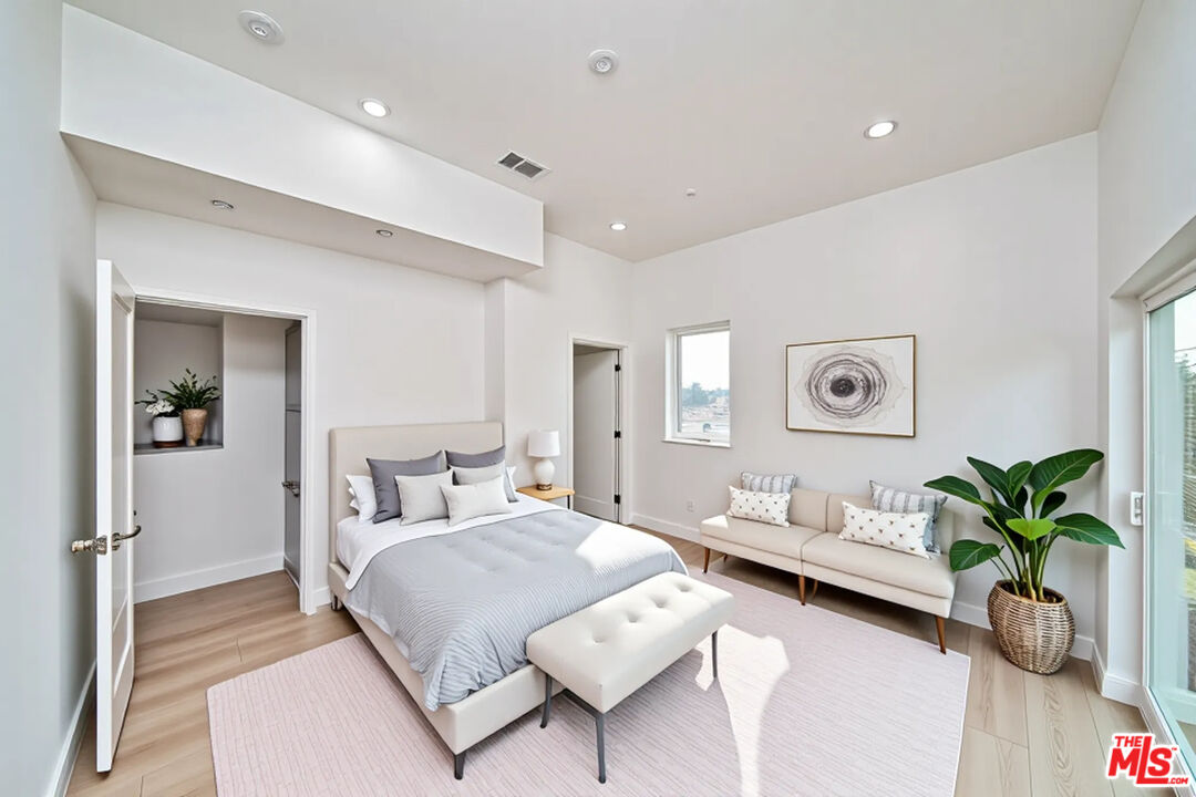 1106 Queen Anne Pl Unit: 1106 1/2