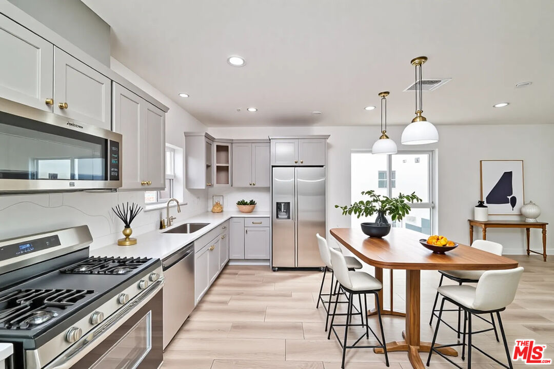 1106 Queen Anne Pl Unit: 1106 1/2