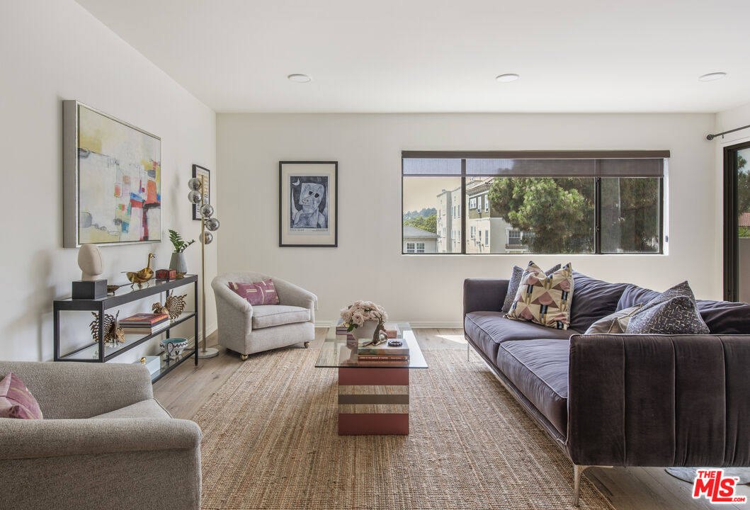 1930 N Vermont Ave Unit: 201