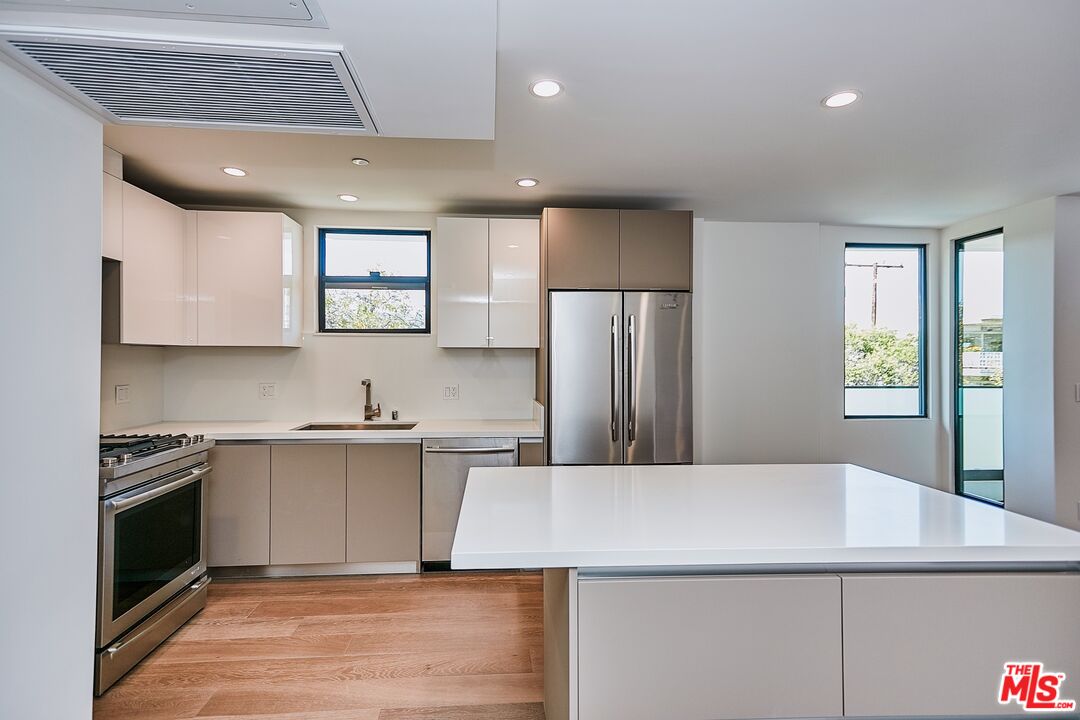 328 N Maple Dr Unit: 306
