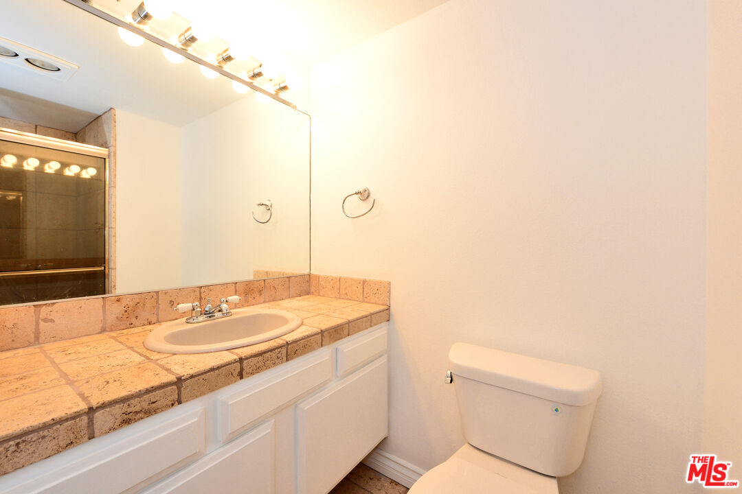 2700 Cahuenga Blvd Unit: 2209
