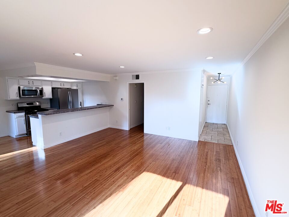 2700 Cahuenga Blvd Unit: 2209