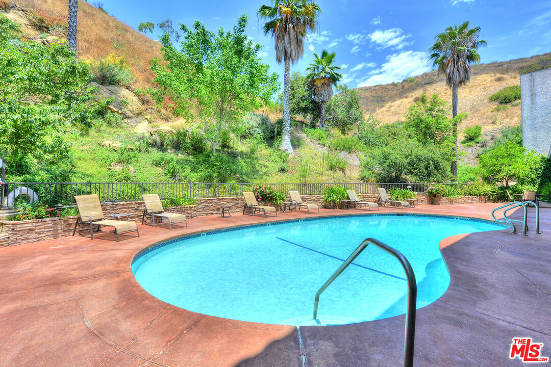 2700 Cahuenga Blvd Unit: 2209