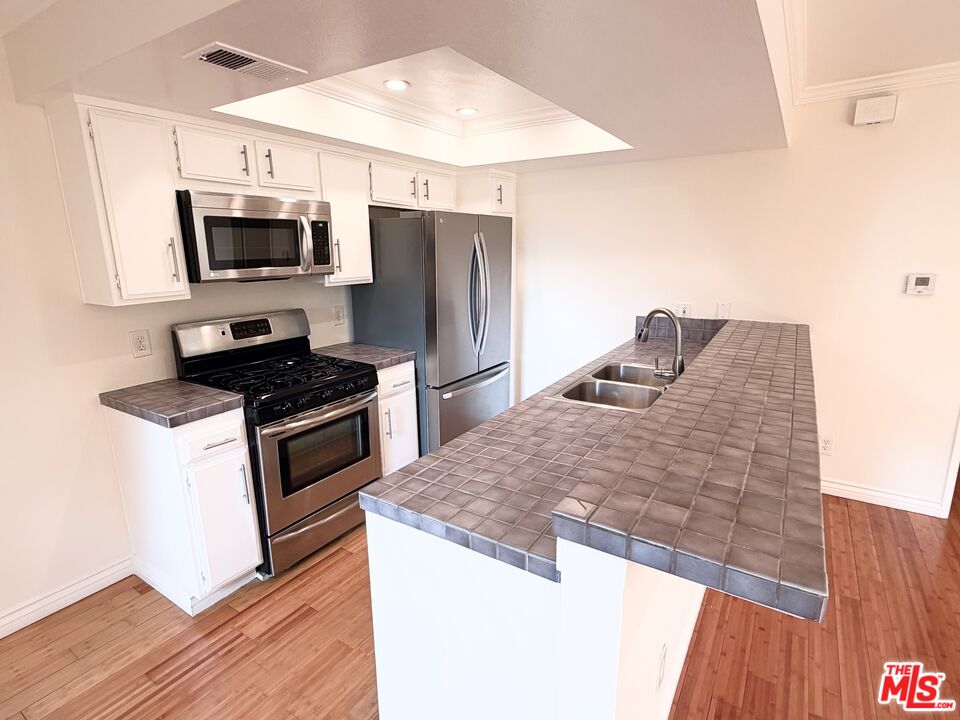 2700 Cahuenga Blvd Unit: 2209