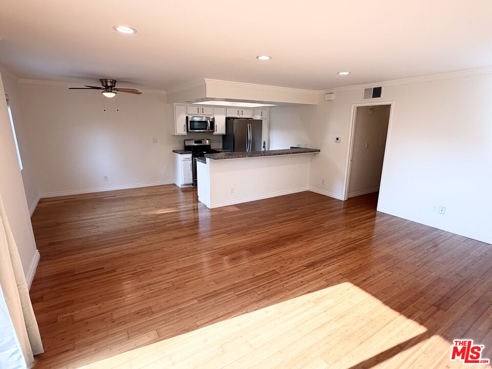 2700 Cahuenga Blvd Unit: 2209