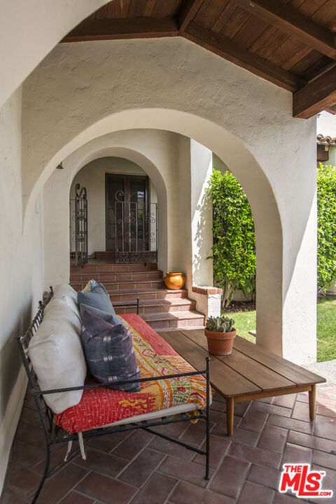 5470 Los Feliz Blvd