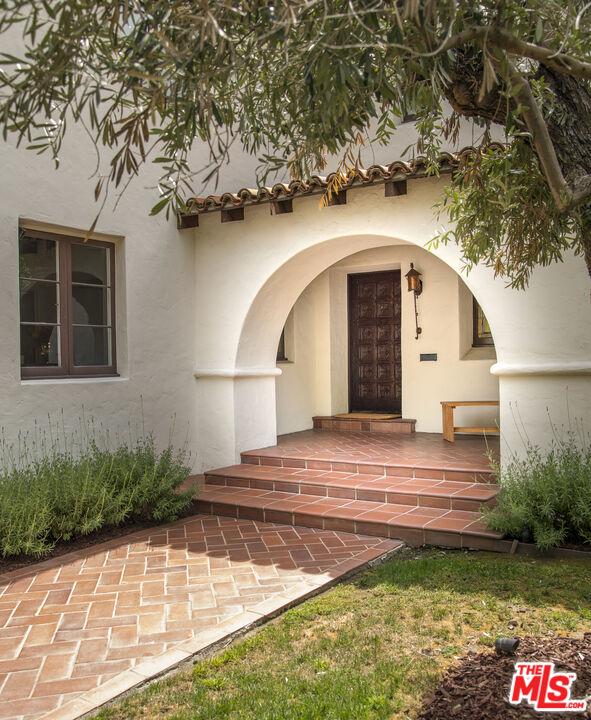 5470 Los Feliz Blvd