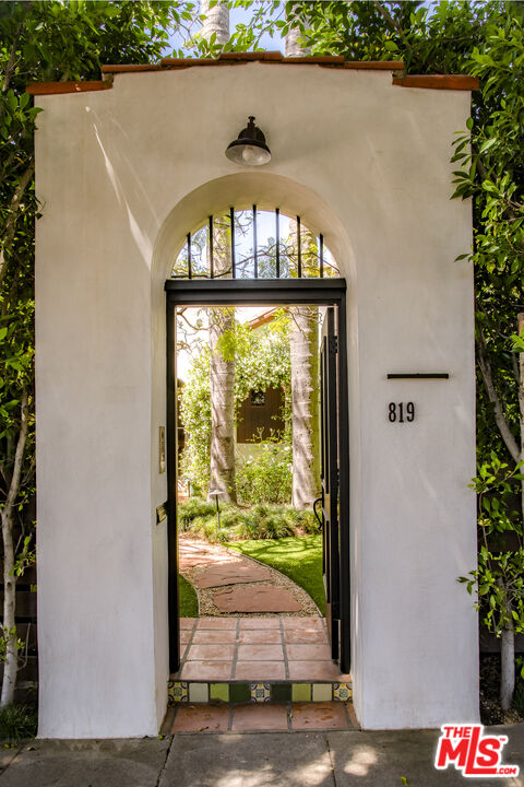 819 N La Jolla Ave