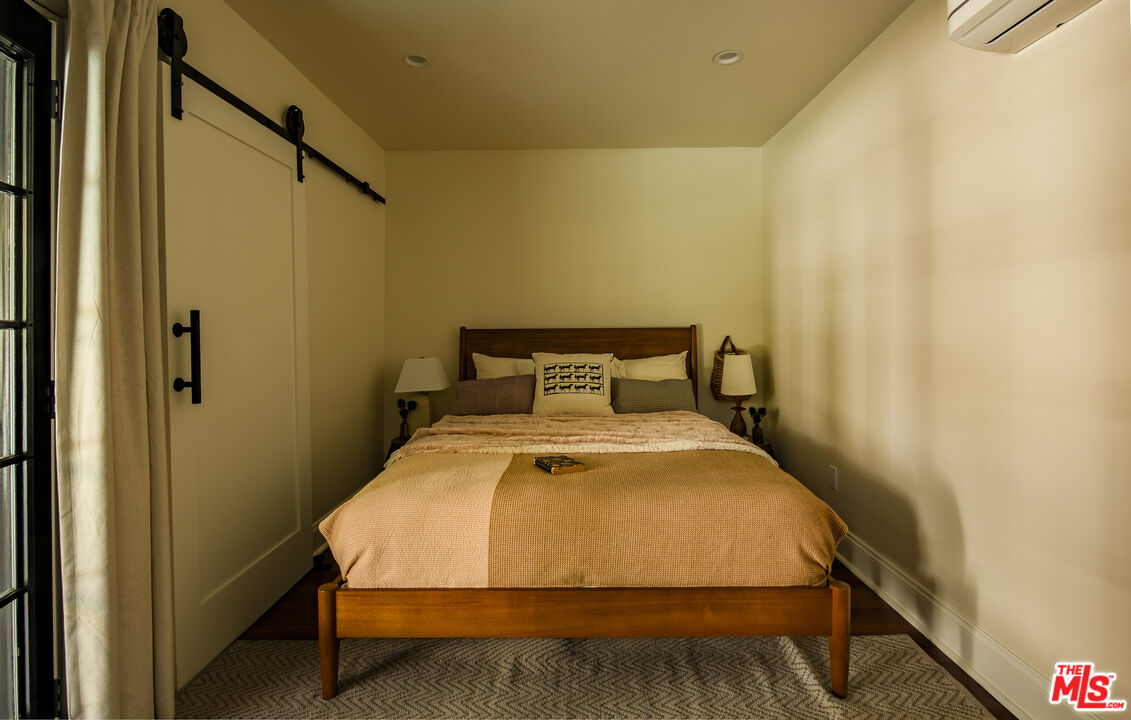 819 N La Jolla Ave