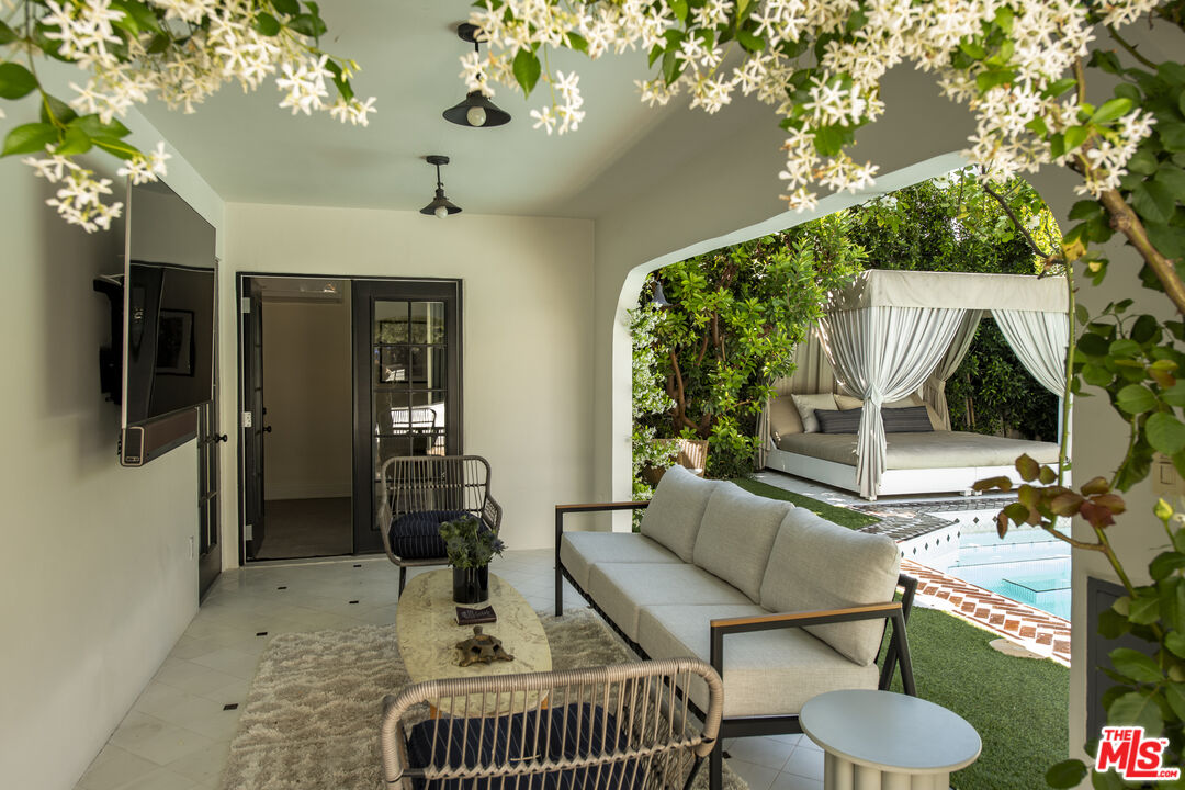 819 N La Jolla Ave