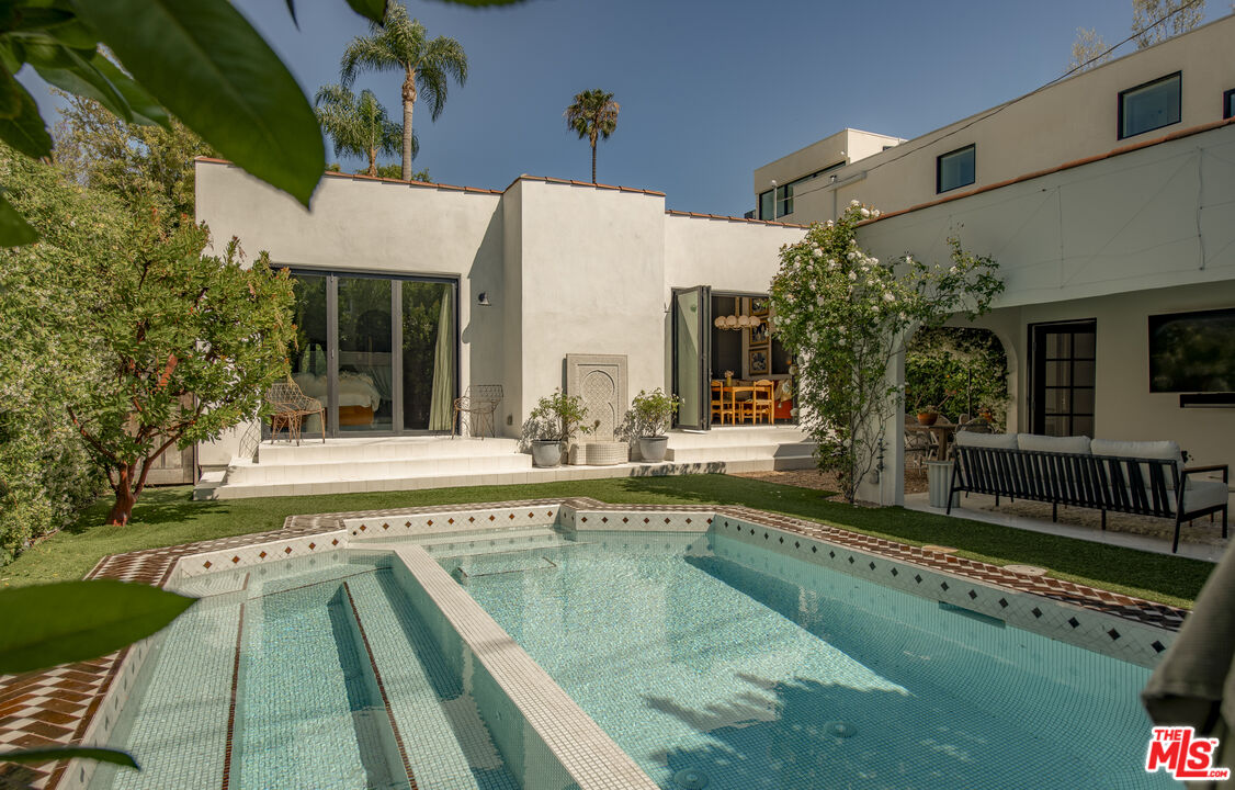819 N La Jolla Ave