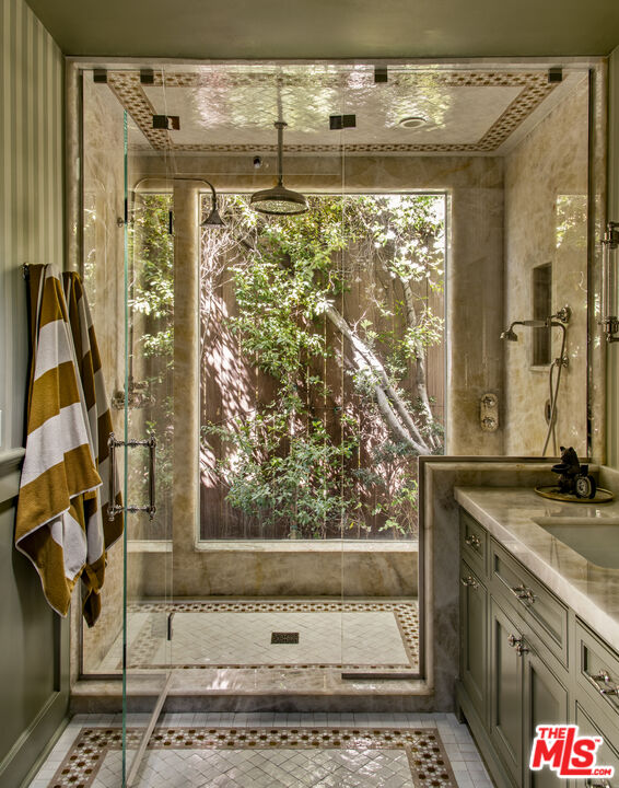 819 N La Jolla Ave