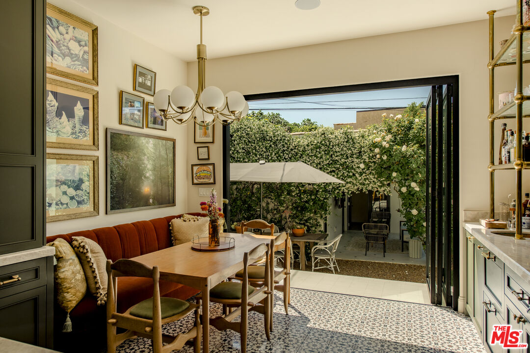 819 N La Jolla Ave