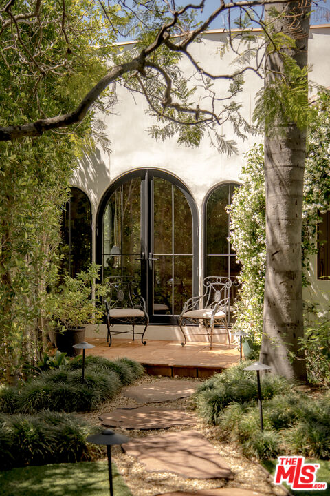 819 N La Jolla Ave
