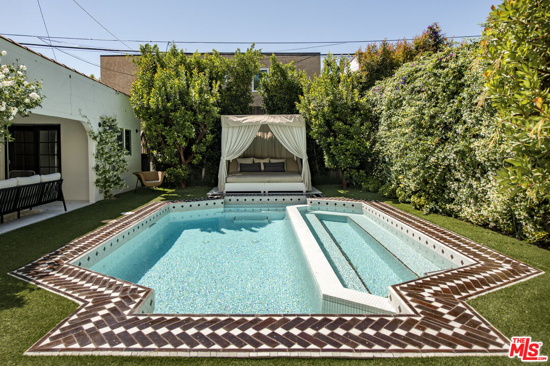 819 N La Jolla Ave
