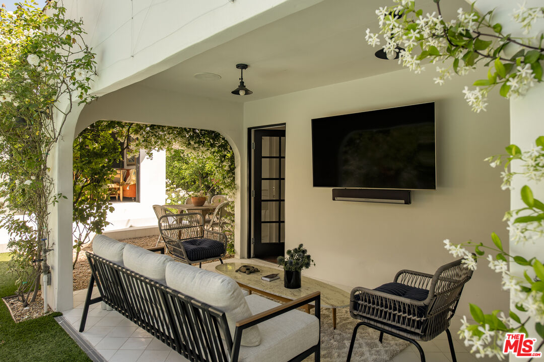819 N La Jolla Ave