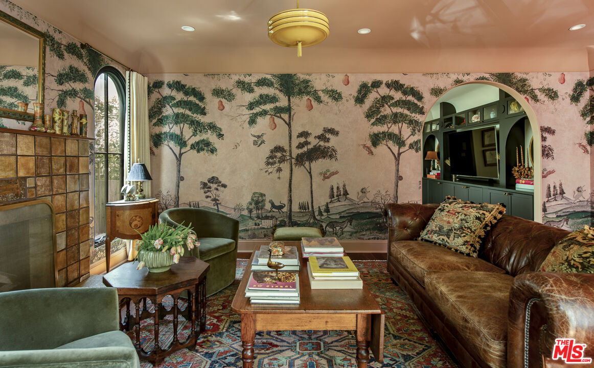 819 N La Jolla Ave