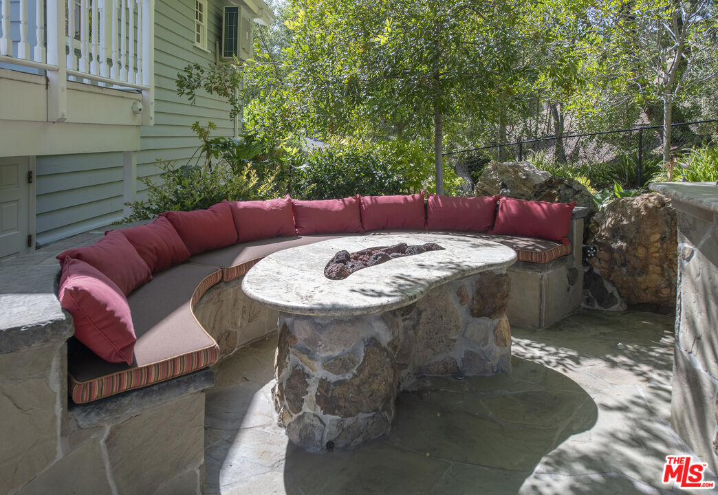 33269 Mulholland Hwy